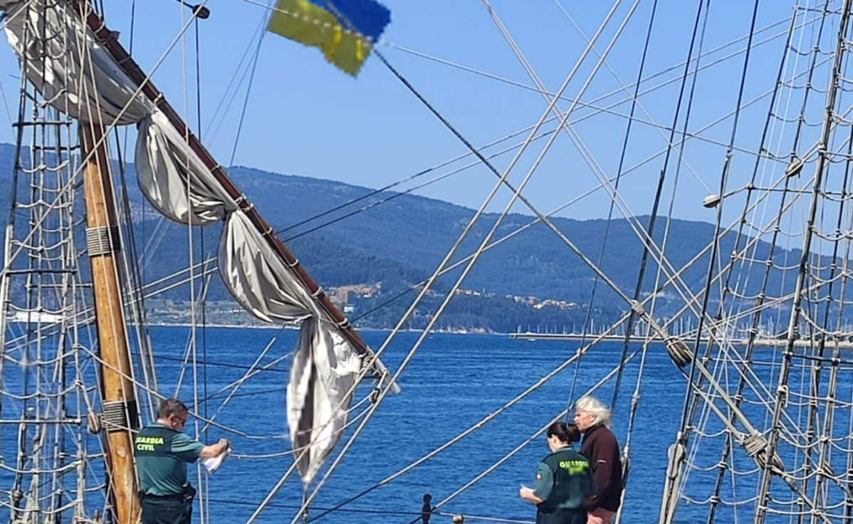 Guardias civiles dialogan con tripulantes de la fraga que navega bajo pabellu00f3n ruso pero tambiu00e9n ondea la bandera ucranianaPNG