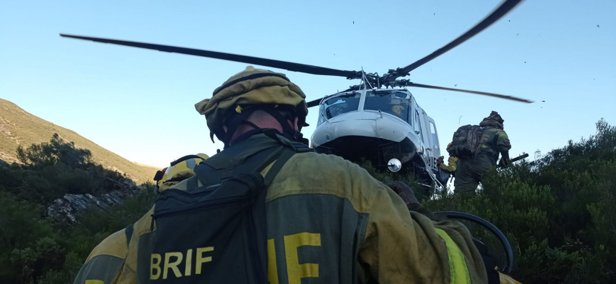 La BRIF de Laza retiru00e1ndose este domingo tras diez du00edas combatiendo el fuego en O Invernadoiro en una foto del Twitter de Diario de un Bombeiro