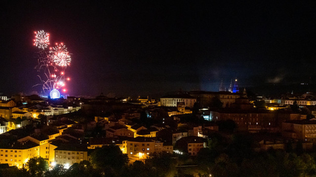 Vista de fuegos artificiales durante los Fuegos del Apóstol en las Fiestas del Apóstol Santiago 2022, a 24 de julio de 2022, en Santiago de Compostela, A Coruña, Galicia (España). Los fuegos, que se lanzan por la celebración del Día de Galicia, pertenecen