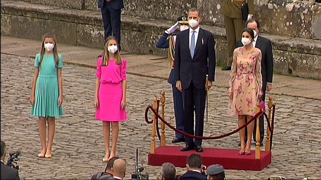 La familia real en la plaza del obradoiro el día de Santiago