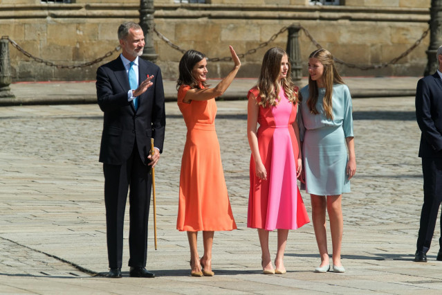 Los Reyes, Felipe VI y Letizia, acompañados por la Princesa de Asturias, Leonor de Borbón, y la Infanta Doña Sofía, saludan a su llegada a una Ofrenda Nacional al Apóstol Santiago.