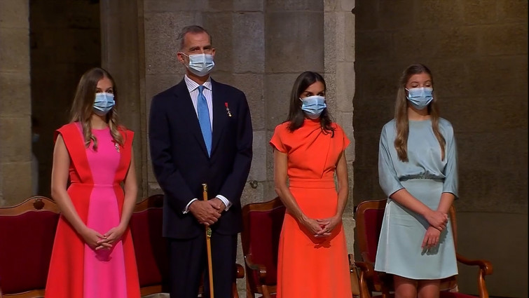 Un bilingüe Felipe VI aplaude el coraje del pueblo en estos 