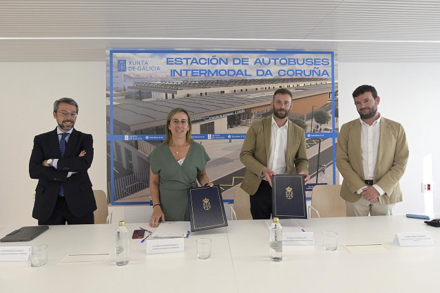 La conselleira de Infraestruturas e Mobilidade, Ethel Vázquez; el delegado territorial de la Xunta en A Coruña, Gonzalo Trenor; el secretario xeral técnico de la Consellería, Joaquín Macho; y el gerente de UTE COMSA-Taboada y Ramos, Félix Gómez Fernández