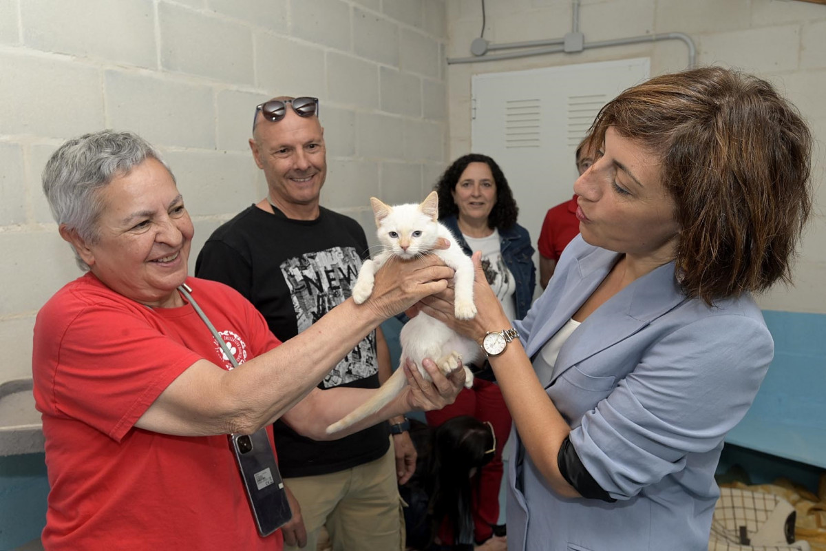 La conselleira de Medio Ambiente, Territorio e Vivenda, Ángeles Vázquez, visita la protectora Gatocan, en Coirós (A Coruña).