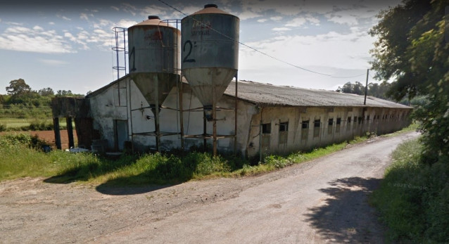 Ecologistas denuncian un vertido de purín en el río Catasol, en Melide (A Coruña), contiguo al Camino de Santiago