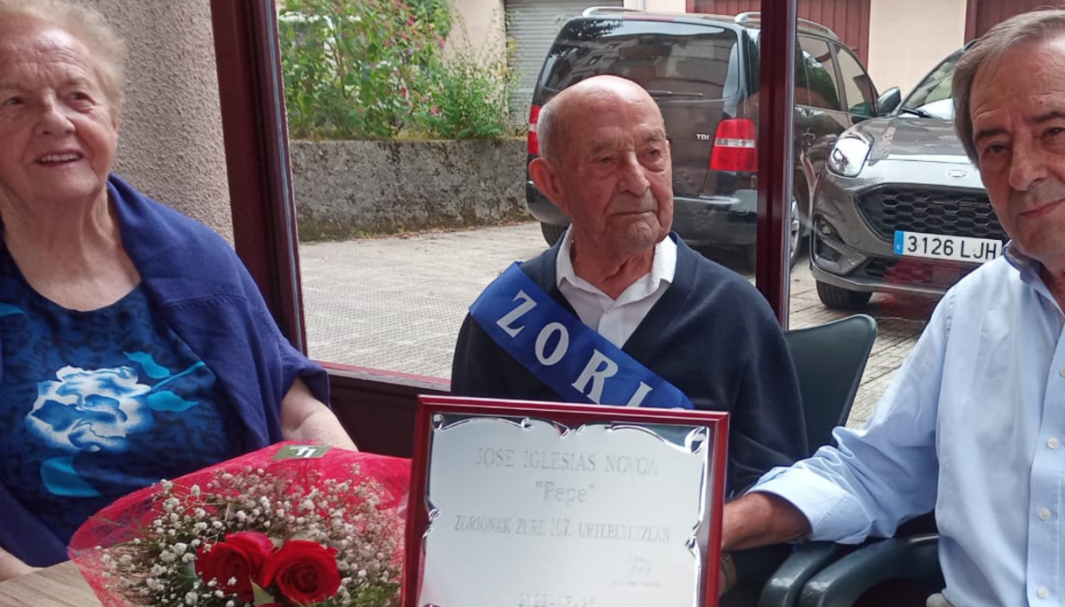 Josu00e9 Iglesias Novoa celebra su 107 aniversario con el alcalde de Gernika