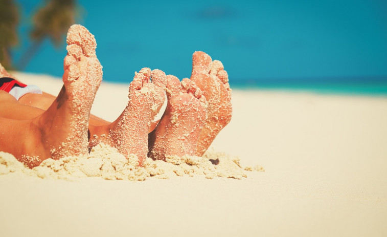 Consejos para que tus pies sobrevivan al calor y a la playa según el Colexio de Podólogos de Galicia