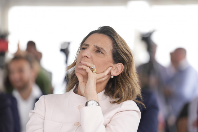 La vicepresidenta tercera del Gobierno y ministra para la Transición Ecológica y el Reto Demográfico, Teresa Ribera, durante el bautizo de la plataforma eólica marina flotante DemoSATH en Punta Sollana, a 20 de julio de 2022, en Bilbao, País Vasco (España