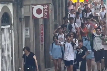 Jóvenes peregrinos españoles entrando cantando por la Rúa de San Pedro en una imagen del Twitter de @bellenllopez