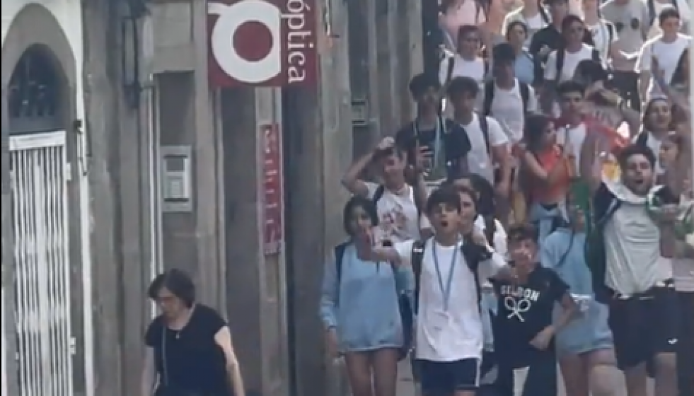 Jóvenes peregrinos españoles entrando cantando por la Rúa de San Pedro en una imagen del Twitter de @bellenllopez