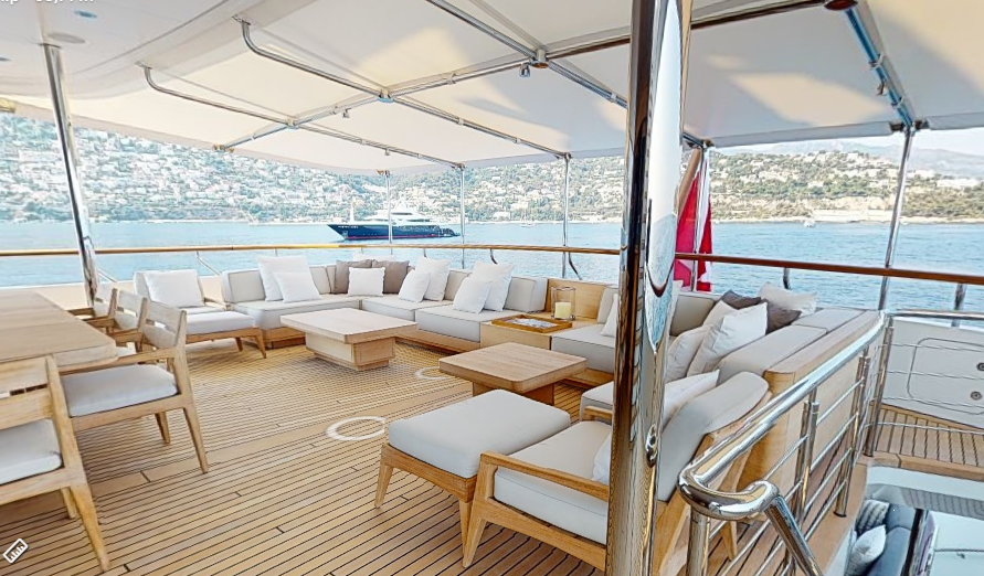 Cubierta posterior del Drizzle en el que ondea la bandera maltesa en una foto de Hamilton Marine