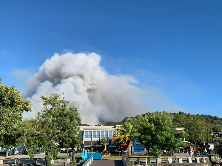 Un nuevo incendio en Ourense roza las 150 hectáreas quemadas en Castrelo de Miño y llegó a amenazar casas
