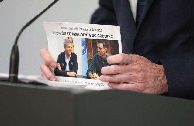 Un documento en el que se lee 'Reunión co presidente do Goberno' es sostenido por el presidente del Gobierno de Galicia, Alfonso Rueda, durante su rueda de prensa.