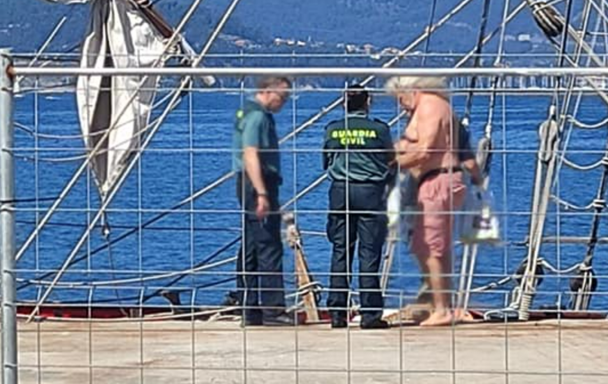 La Guardia Civil revisando la documentación dela Shtandart en el Puerto de Vigo en una foto del facebook de la presidenta de Girasol Marta Skyba