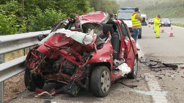 Un brutal choque entre un pequeño turismo y un camión causa un muerto en la autopista AP-9 en Abegondo