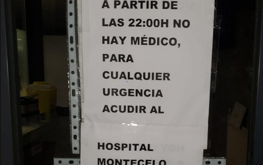 Cartel en el PAC de Sanxenxo  el du00eda 15 de Julio advirtiendo que no hay mu00e9dicos y derivando al Hospital de Montecelo de Pontevedra cuyas urgencias colapsaron du00edas despuu00e9s en una foto de Xurxo Ch Trigo