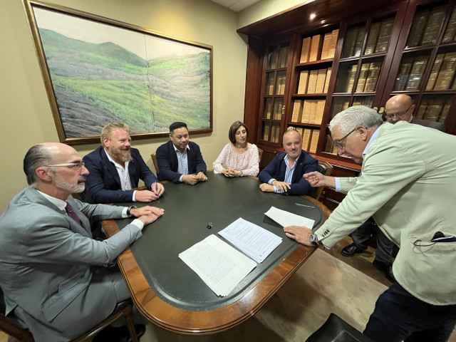 Firma de la venta de terrenos de la Plisa.