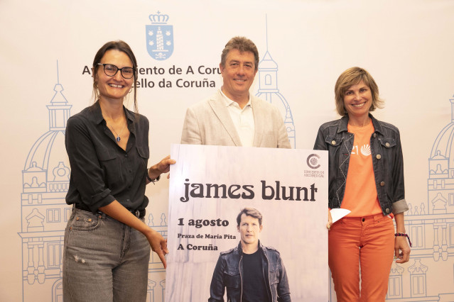 El primer teniente de alcaldesa y concejal de Turismo, Juan Ignacio Borrego; la directora xeral de Turismo, Nava Castro; y la representante de la promotora Sweet Nocturna, Raquel Seijo, en la presentación del concierto de James Blunt