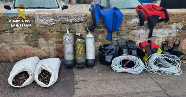 Investigados siete furtivos por extraer 900 kilos de marisco de forma ilegal en la provincia de A Coruña