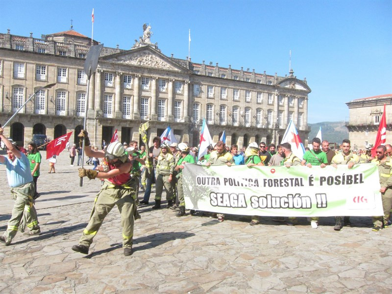 Personal antiincendios de la Xunta en una protesta en una foto de archivo