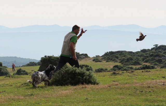 Archivo - Imagen de un hombre practicando la caza