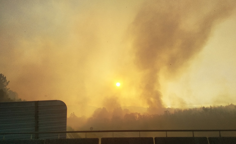La autovía A-52 reabre pero la N-120 cierra a la  altura de A Cañiza (Pontevedra) por otro incendio forestal