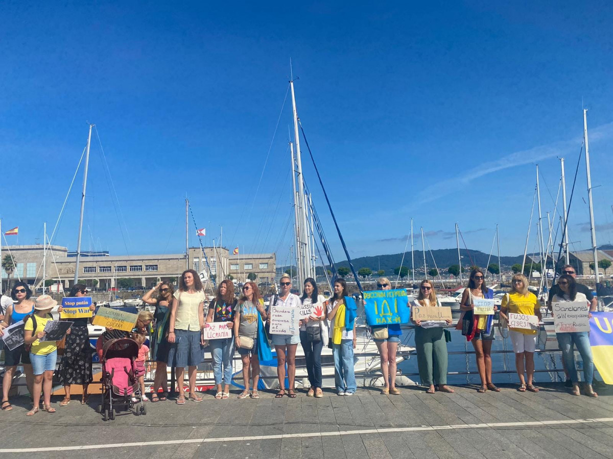 Ucranianos protestan en el Puerto de Vigo contra la fragata de Rusia en uan foto de la Asociaciou0301n Girasolau030a