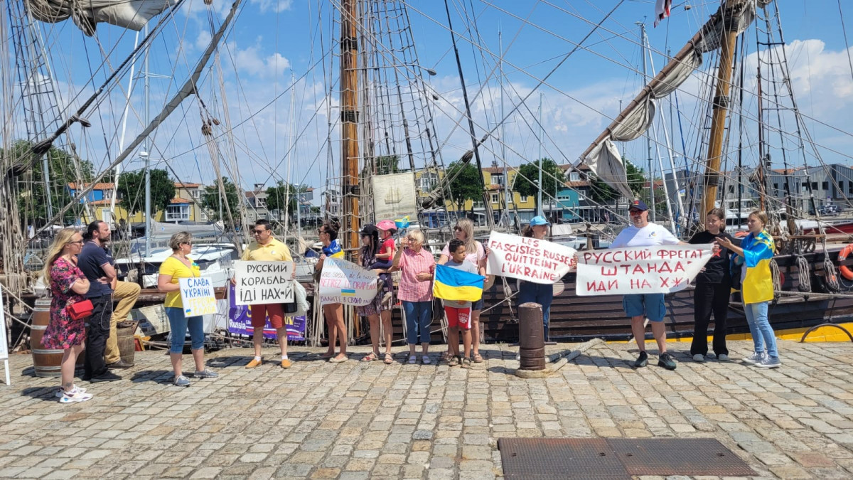 Protesta  contra la Shtandart en La Rochelle en una foto de Oleksandr Goron