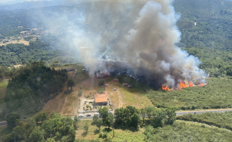 Algunos trenes a Santiago desde Ourense no pueden circular debido a un incendio forestal en Boborás