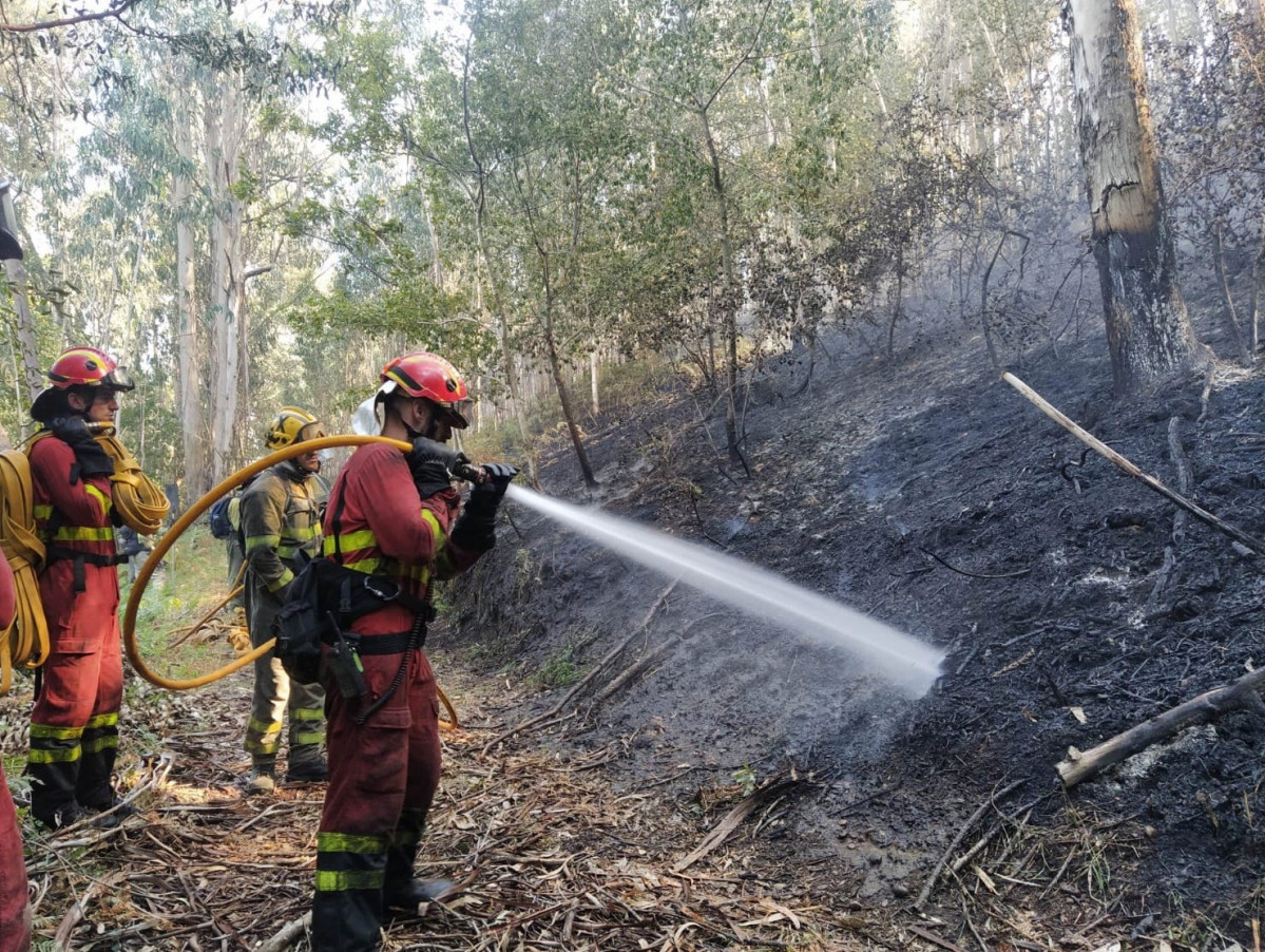 Militares enfriando la zona de Vilares en el incendio de Arbo para evitar que se reactive dada la proximidad de las casas 
