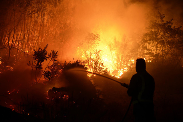 Brigadas forestales y vecinos colaboraron en el control de las llamas, lejos de las viviendas, en Cudeiro (Ourense).