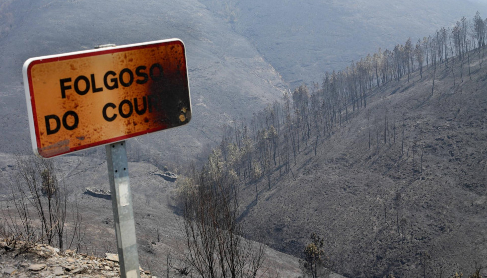Cartel de entrada a Folgoso do Courel afectado por el incendio, a 20 de julio de 2022, en Folgoso do Courel, Lugo, Galicia (España). La Consellería de Medio Rural ha elevado a más 1.400 los desaloj