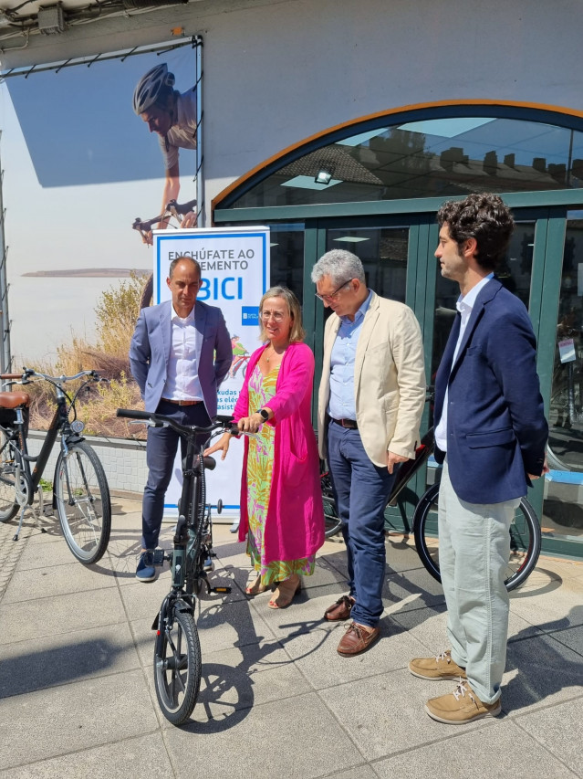 La conselleira de Infraestruturas e Mobilidade, Ethel Vázquez, en una visita a un establecimiento comercial de venta de bicicletas en Santiago de Compostela.