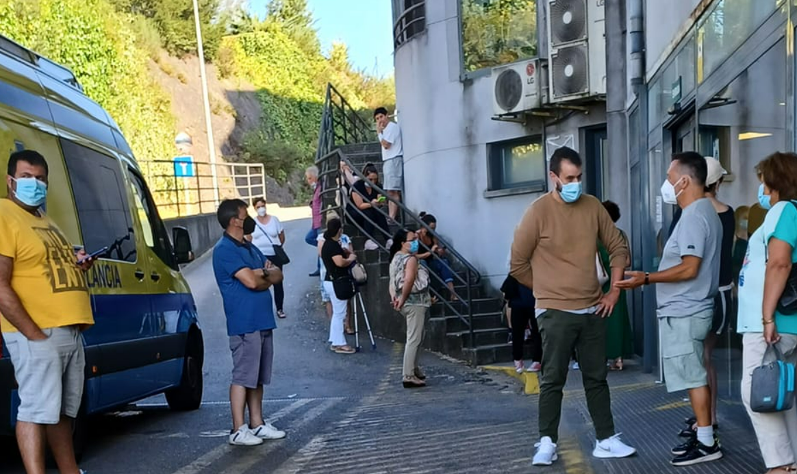 Cola en la puerta de las urgencias del Hospital Montecelo en una foto del facebook de Jaime Cortazar Couceiro publicada el 27 de julio de 2022