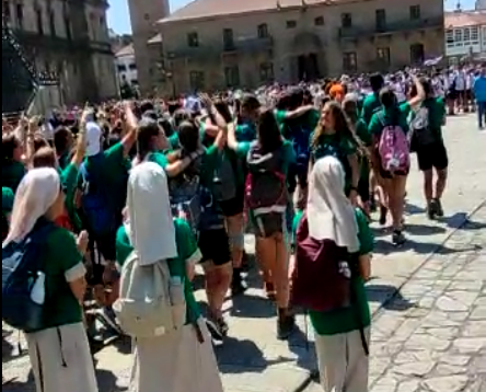 Monjas y ju00f3venes llegando hoy a la Plaza del Obradoiro entonando el cu00e1ntico La Pureza es Vida