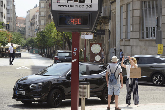 Un termómetro marca 49 grados centígrados en la calle Concejo, durante la segunda ola de calor de verano en España, a 14 de julio de 2022, en xxx, Ourense, Galicia (España). La Dirección Xeral de Emerxencias e Interior de la Xunta ha activado para hoy la
