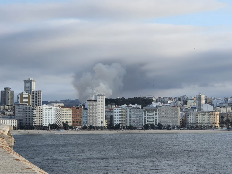 (VÍDEOS) Dan por controlado el aparatoso incendio en Castro de Elviña, en A Coruña