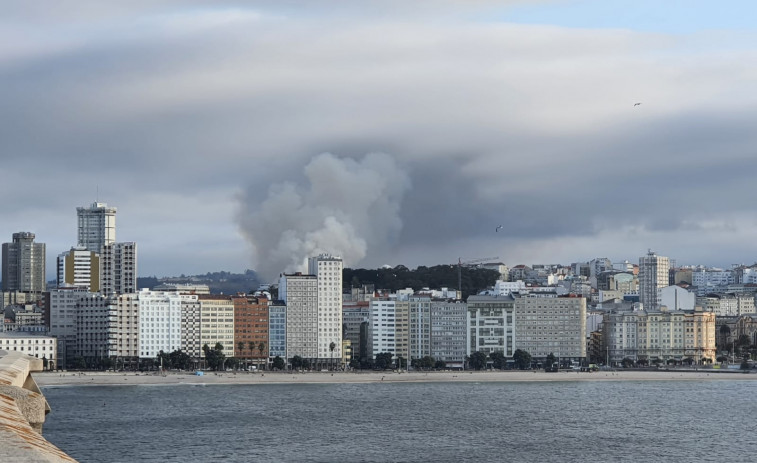 (VÍDEOS) Dan por controlado el aparatoso incendio en Castro de Elviña, en A Coruña