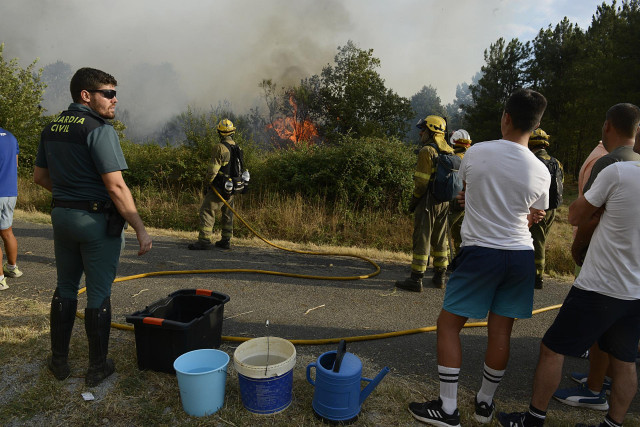 Varias personas trabajan en la extinción de un incendio en Verín, a 2 de agosto de 2022, en Verín, Ourense