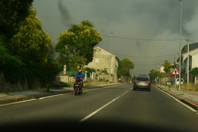 Un coche circula por la zona afectada por un incendio en Verín, a 2 de agosto de 2022, en Verín, Ourense