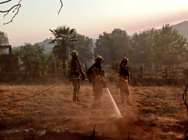 Permanece activo el incendio de Verín, pero 