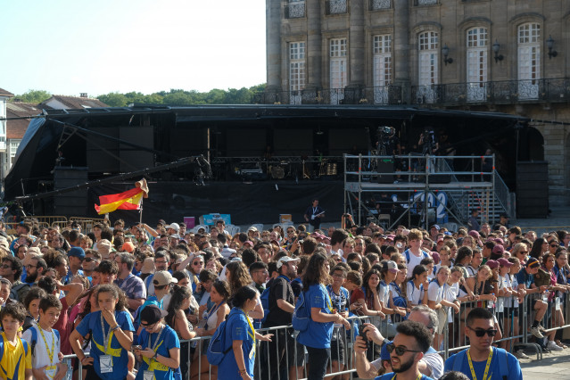 Centenares de personas durante la inauguración y acto de acogida de la peregrinación europea de jóvenes 2022, en el Obradoiro de Santiago, a 3 de agosto de 2022, en Santiago de Compostela