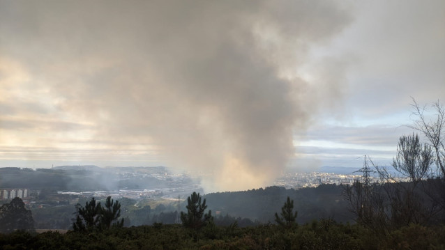 Incendio forestal en el barrio de Elviña de A Coruña