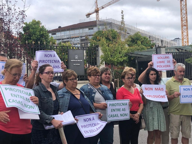 Vecinos de Solláns protestando frente al edificio de San Caetano de la Xunta de Galicia.
