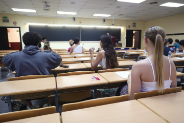 Varios estudiantes en un aula de la Facultad de Matemáticas, antes de comenzar uno de los exámenes de la convocatoria extraordinaria de la Evaluación para el Acceso a la Universidad (EvAU), en la U