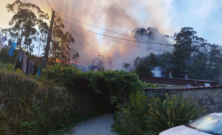 Declarado un incendio en la parroquia de Cures, en Boiro, que amenaza a algunas casas con 20 hectáreas quemadas
