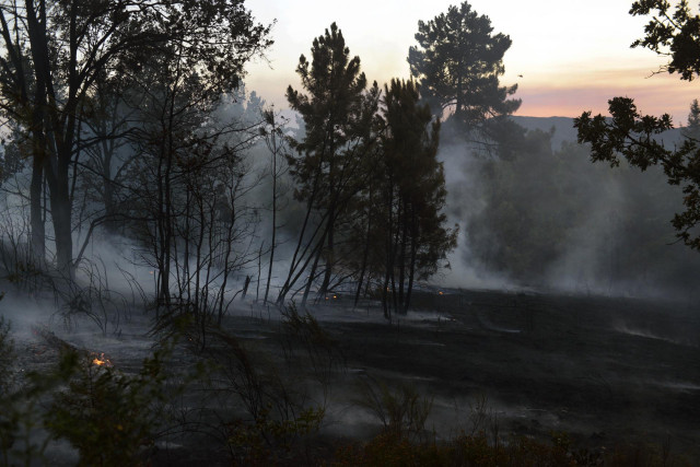 Montes y fuego en Ábedes, a 3 de agosto de 2022, en Ábedes, Verín, Ourense, Galicia (España). Un incendio forestal que permanece activo desde las 14,52 horas de este miércoles en Verín (Ourense) ha obligado a activar la alerta por proximidad a viviendas d