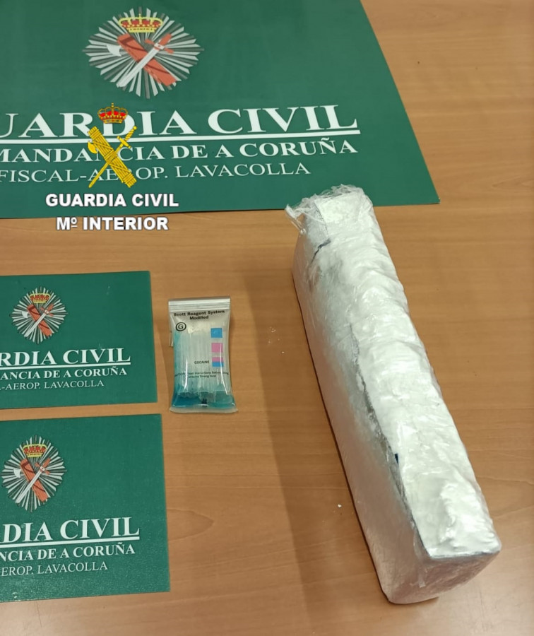 Vecino de Vilagarcía pillado en el aeropuerto de Lavacolla con medio kilo de cocaína pegado a la altura de los genitales