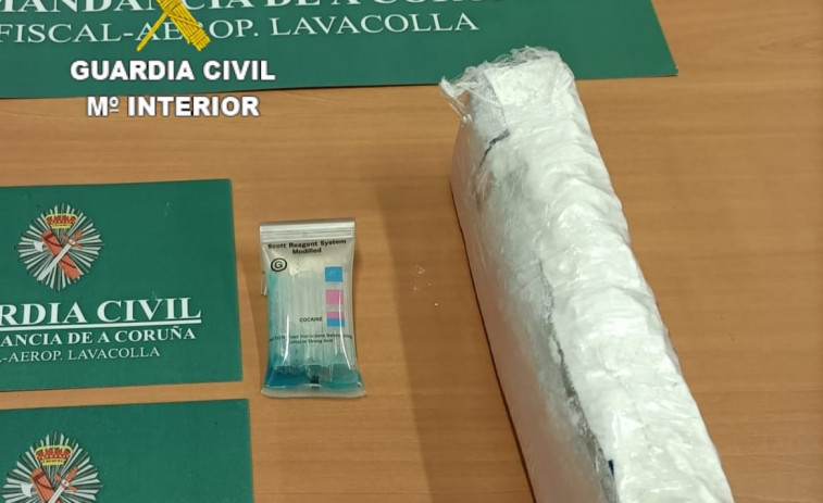 Vecino de Vilagarcía pillado en el aeropuerto de Lavacolla con medio kilo de cocaína pegado a la altura de los genitales