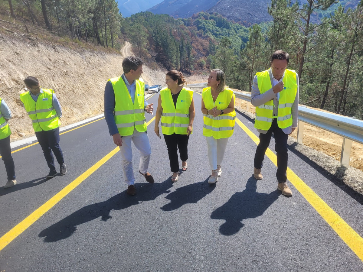 La conselleira de Infraestruturas y Mobilidad, Ethel Vázquez,  supervisando la apertura del nuevo desvío de la carretera LU-651